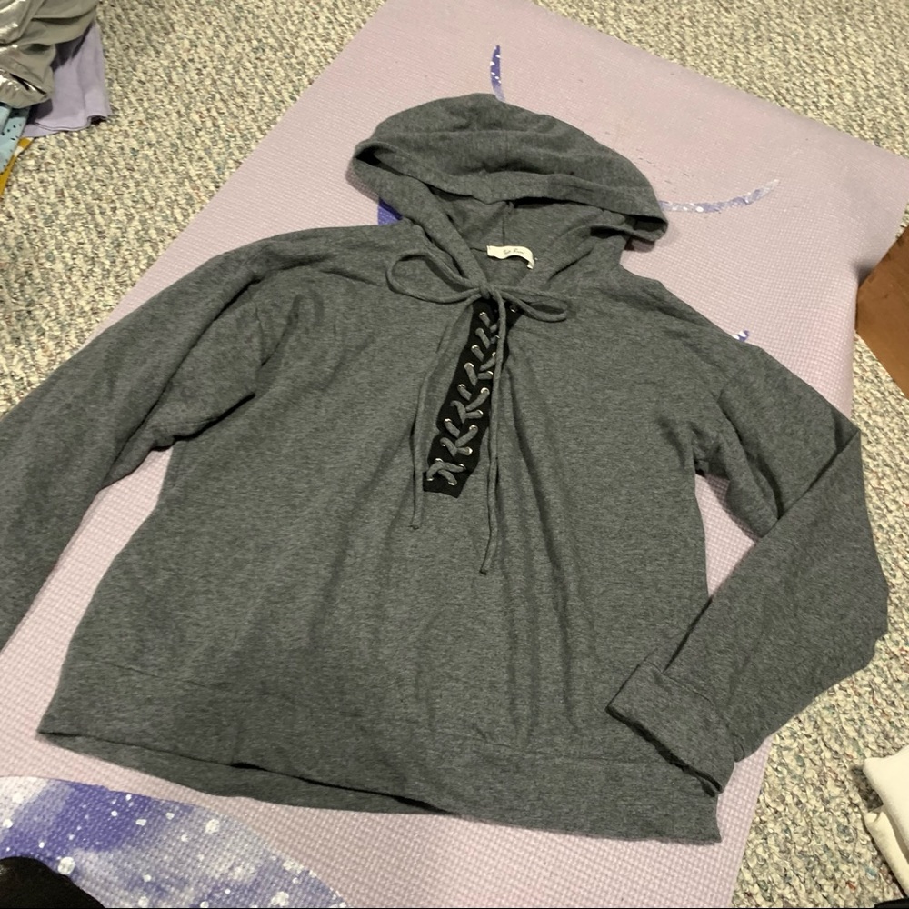 ❌LAST CHANCE❌ Grey lace up hooded long sleeve tee
